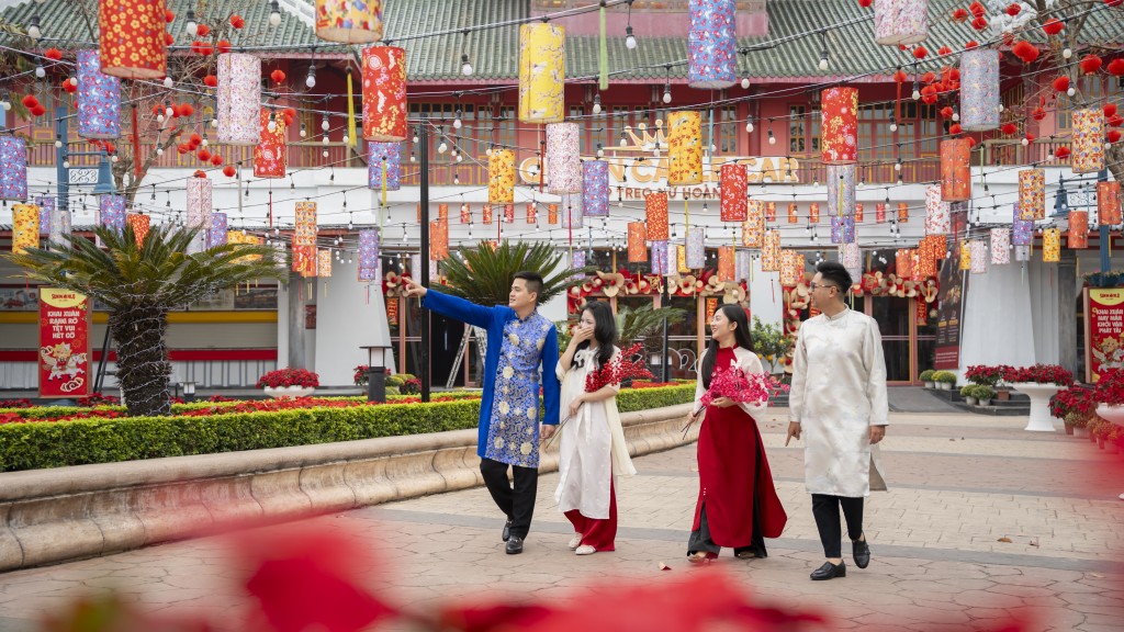 Du khách hào hứng tham gia các trò chơi dân gian