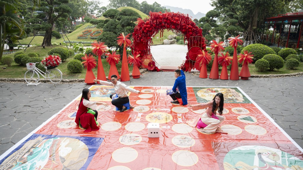 Sắc màu rực rỡ đường trang hoàng trên khắp con đường tại Sun World Ha Long.