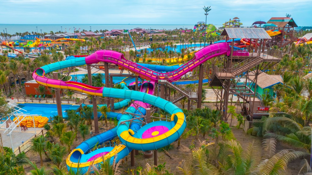 Làn trượt nước tốc độ cao uốn lượn sẽ là trò chơi thử thách du khách.