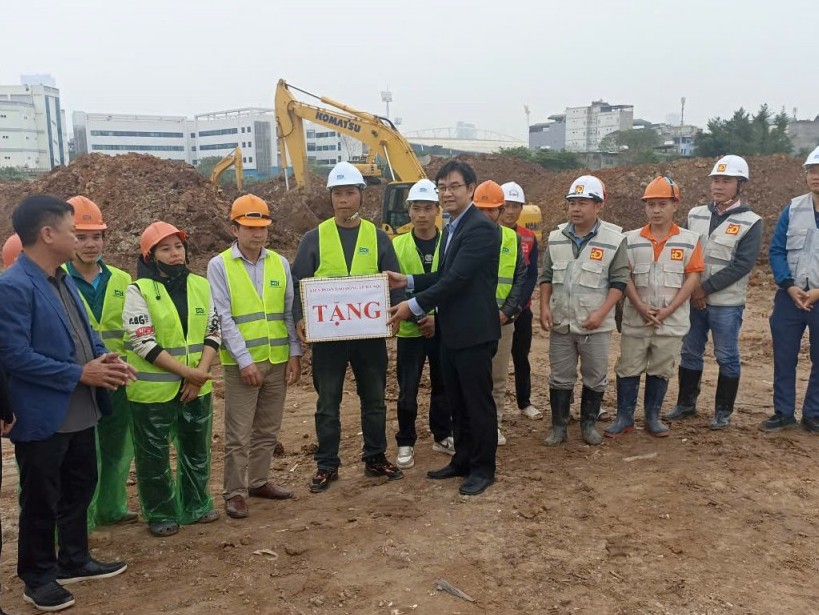 Chủ tịch LĐLĐ Hà Nội thăm, động viên công nhân thi công xuyên Tết