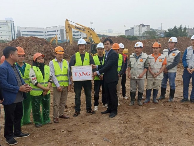 Chủ tịch LĐLĐ Hà Nội thăm, động viên công nhân thi công xuyên Tết