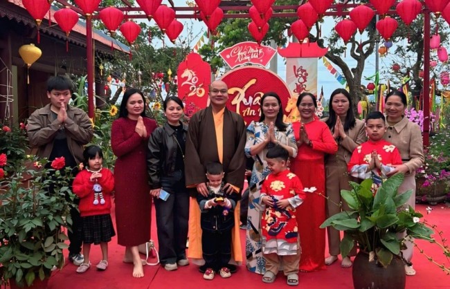 Người dân đi lễ chùa đầu năm, gửi gắm ước nguyện an lành