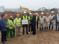 Chủ tịch LĐLĐ Hà Nội thăm, động viên công nhân thi công xuyên Tết