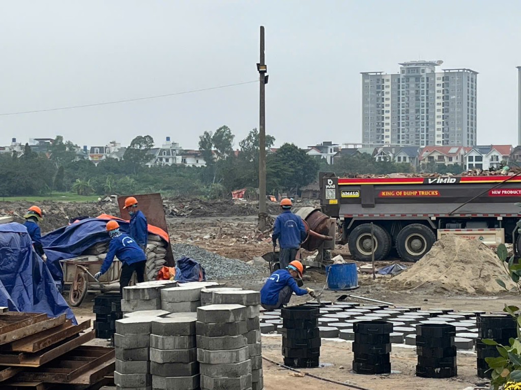 Chủ tịch LĐLĐ Hà Nội thăm, động viên công nhân thi công xuyên Tết