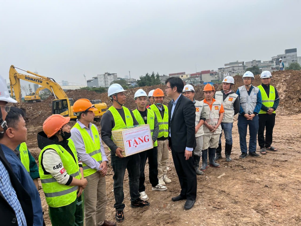 Chủ tịch LĐLĐ Hà Nội thăm, động viên công nhân thi công xuyên Tết