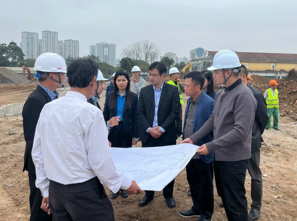 Chủ tịch LĐLĐ Hà Nội thăm, động viên công nhân thi công xuyên Tết