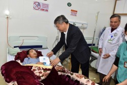 Trao tặng quà Tết cho bệnh nhân BHYT có hoàn cảnh khó khăn tại các bệnh viện