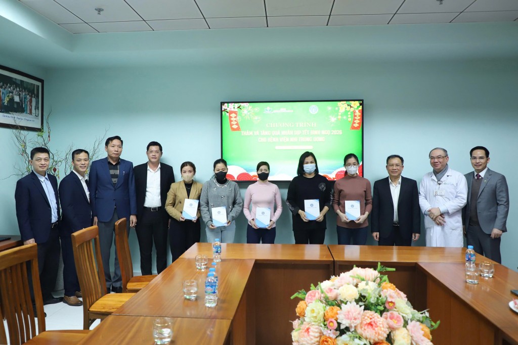 Trao tặng quà Tết cho bệnh nhân BHYT có hoàn cảnh khó khăn tại các bệnh viện