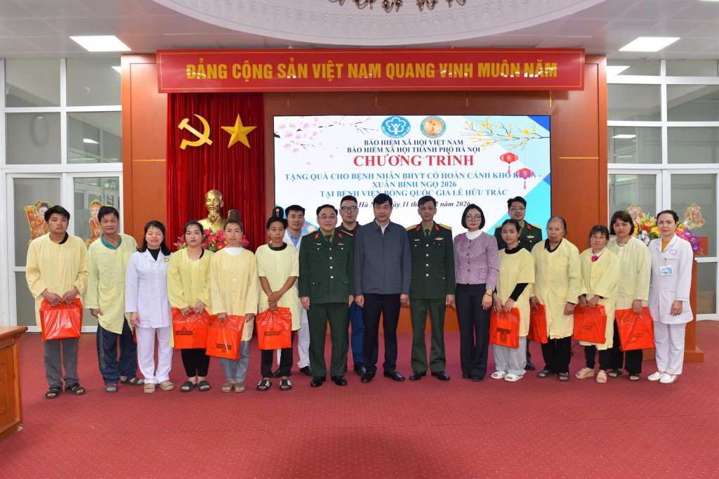 Trao tặng quà Tết cho bệnh nhân BHYT có hoàn cảnh khó khăn tại các bệnh viện