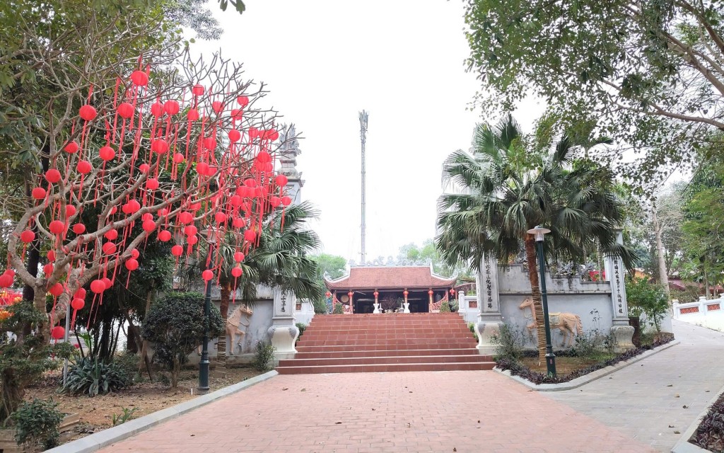 Đền Măng Sơn được khởi dựng từ đầu thế kỷ 17 trên khu đất có vị trí đẹp của làng Sơn Đông.