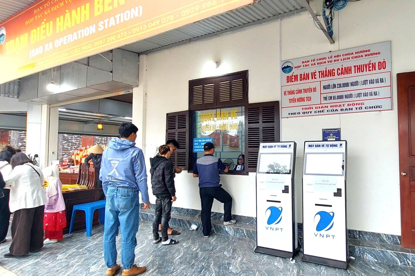 Giá vé tuyến Hương Tích là 230.000 đồng/vé người lớn (gồm vé thắng cảnh và thuyền). Ảnh: Đình Hiệp