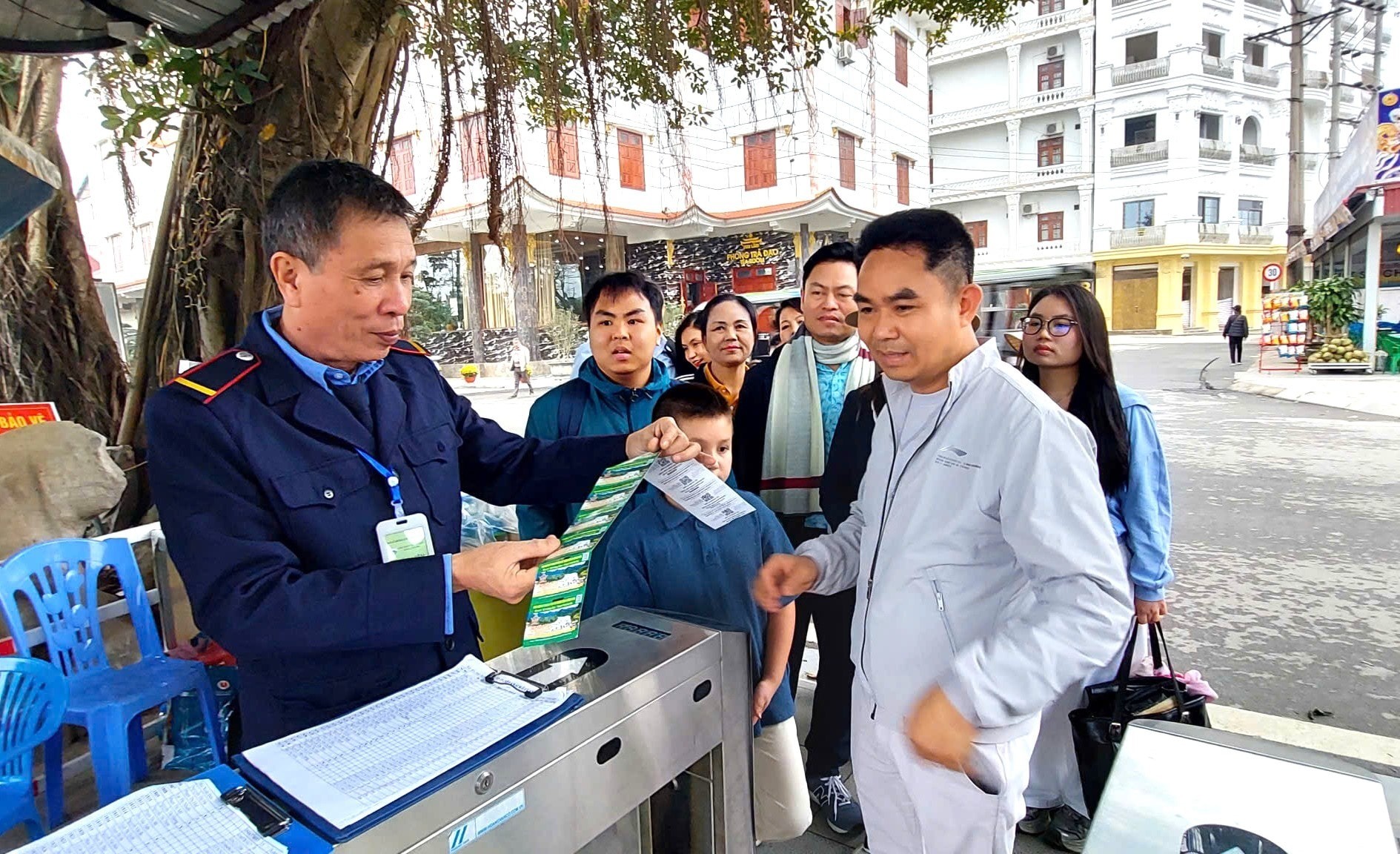 Người dân xếp hàng qua cửa soát vé bằng mã QR, trong đó điểm đầu tiên là quét vé đi thuyền. Ảnh: Đình Hiệp