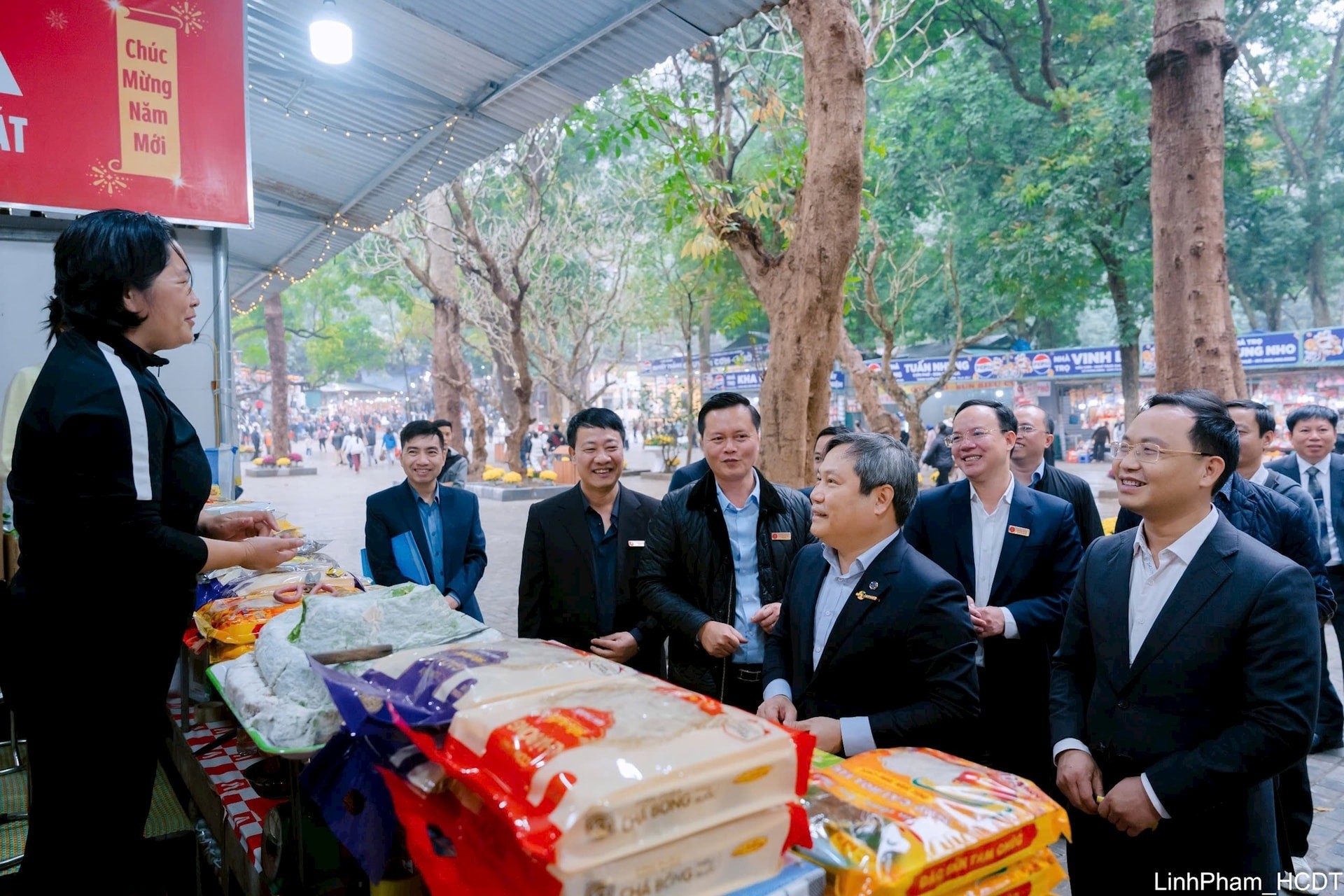 Chủ tịch UBND TP Hà Nội Vũ Đại Thắng thưởng thức một số món ăn đặc sản địa phương và ghi nhận chất lượng ẩm thực tại khu di tích. Ảnh: Linh Phạm