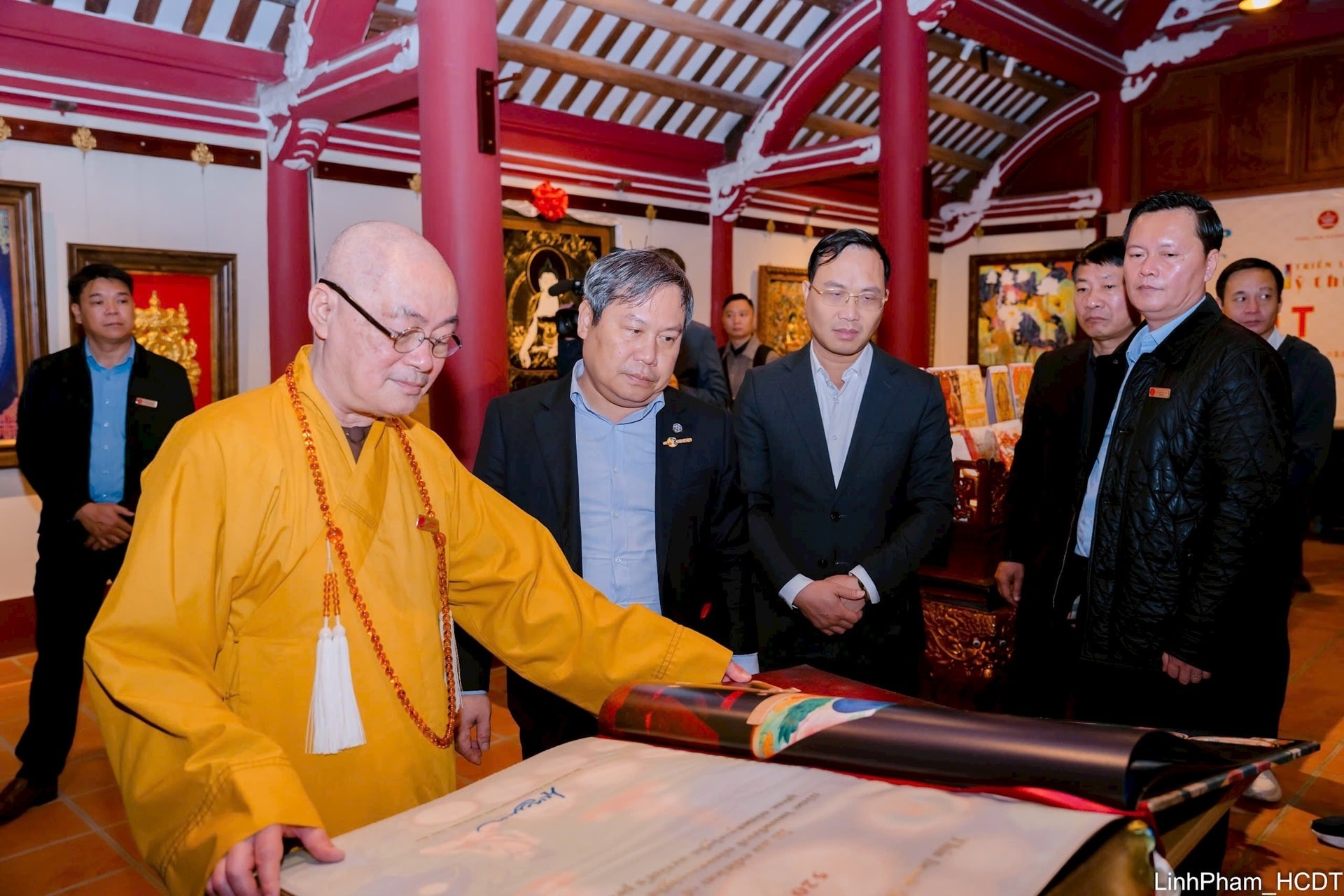 Chủ tịch UBND TP Hà Nội Vũ Đại Thắng nghe Thượng tọa Thích Minh Hiền - Trụ trì chùa Hương giới thiệu về chùa Hương. Ảnh: Linh Phạm