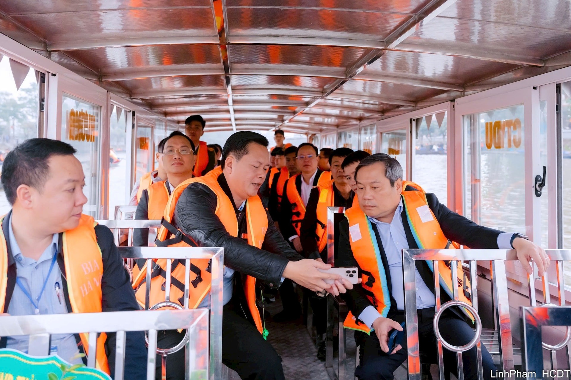 Bí thư Đảng ủy, Chủ tịch HĐND xã Hương Sơn Trần Đức Hải báo cáo với Đoàn công tác của thành phố về các điểm mới của mùa lễ hội năm nay. Ảnh: Linh Phạm