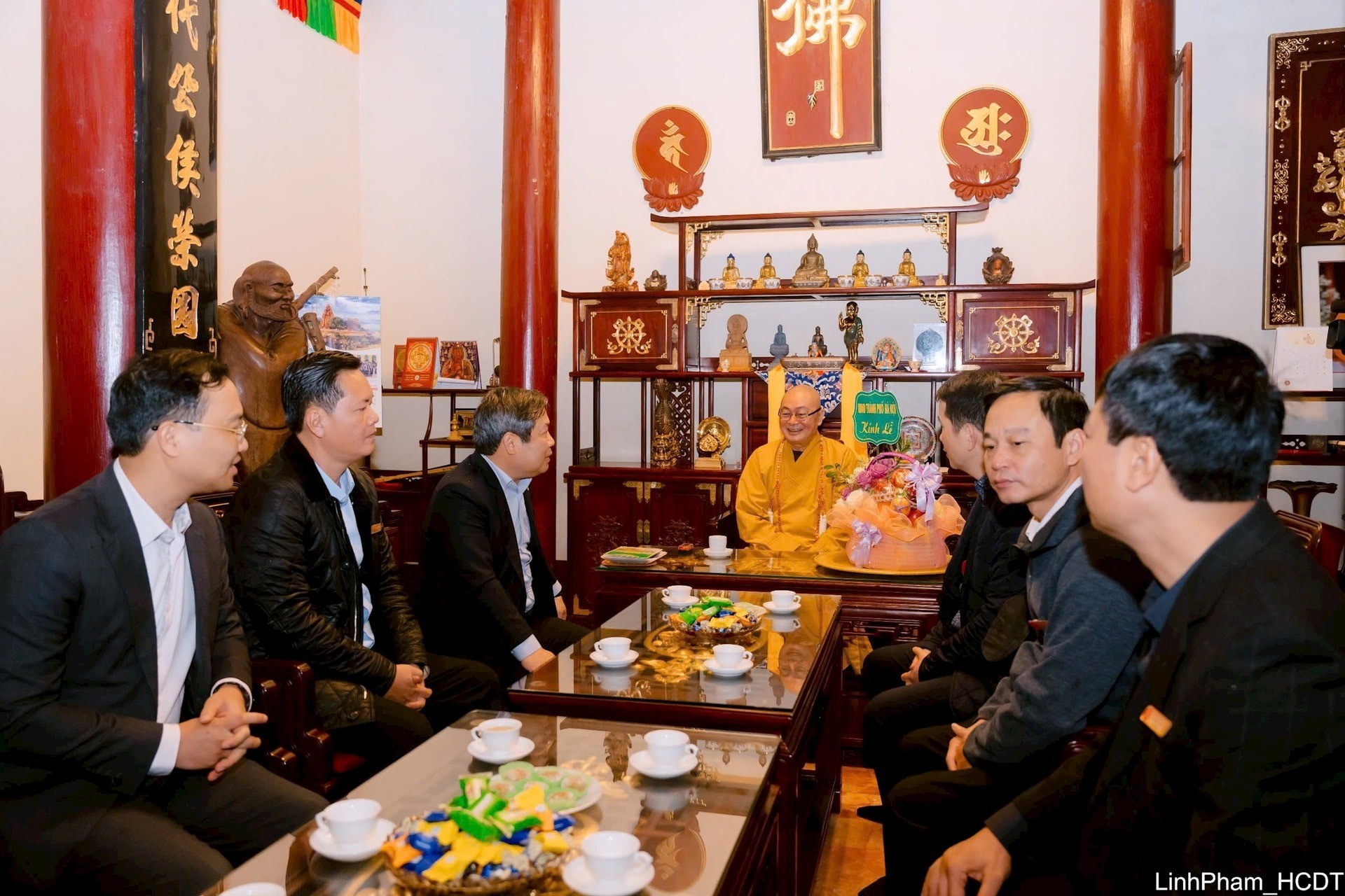 Chủ tịch UBND TP Hà Nội Vũ Đại Thắng nghe Thượng tọa Thích Minh Hiền - Trụ trì chùa Hương giới thiệu về chùa Hương. Ảnh: Linh Phạm