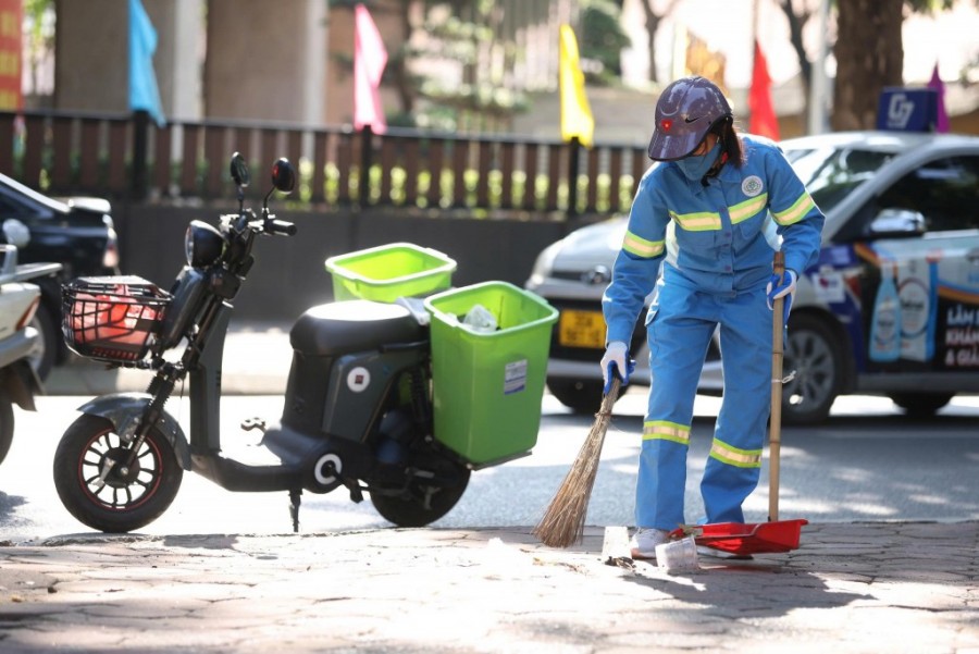 Việc áp dụng công nghệ hỗ trợ hoạt động vệ sinh môi trường trên khu vực phố cổ giúp hoạt động thu gom rác, vệ sinh của công nhân môi trường nhẹ nhàng hơn. (ảnh PV)