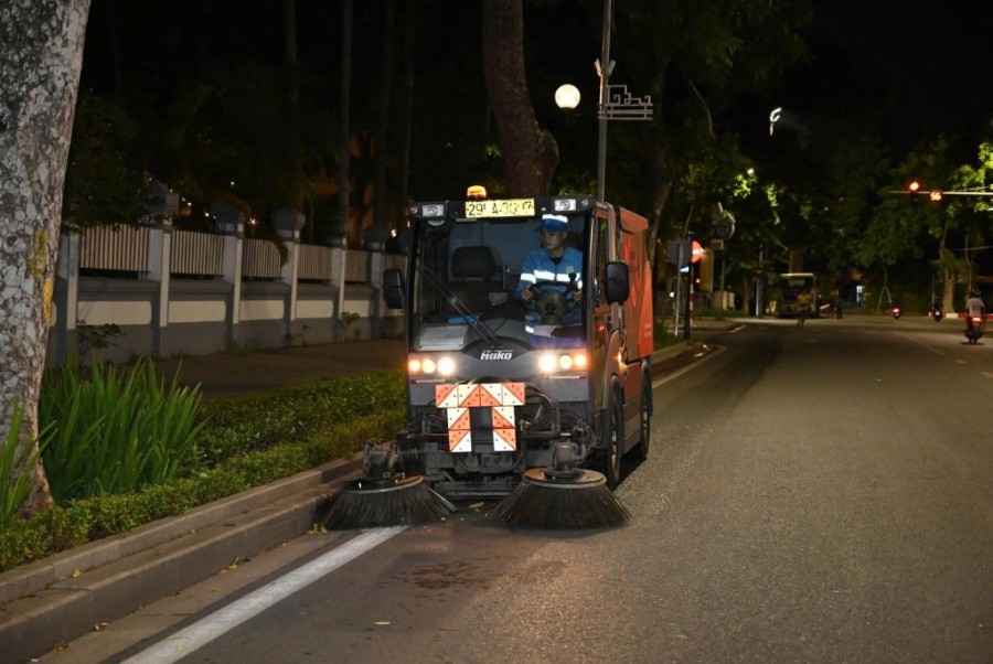 Hà Nội sử dụng phương tiện hiện đại để đảm bảo môi trường dịp tết 24/24. (ảnh PV)