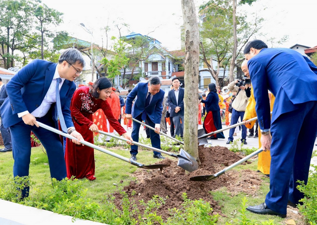 Phát truyền thống anh hùng, xây dựng xã Ngọc Hồi ngày càng giàu đẹp Phát truyền thống anh hùng, xây dựng xã Ngọc Hồi ngày càng giàu đẹp