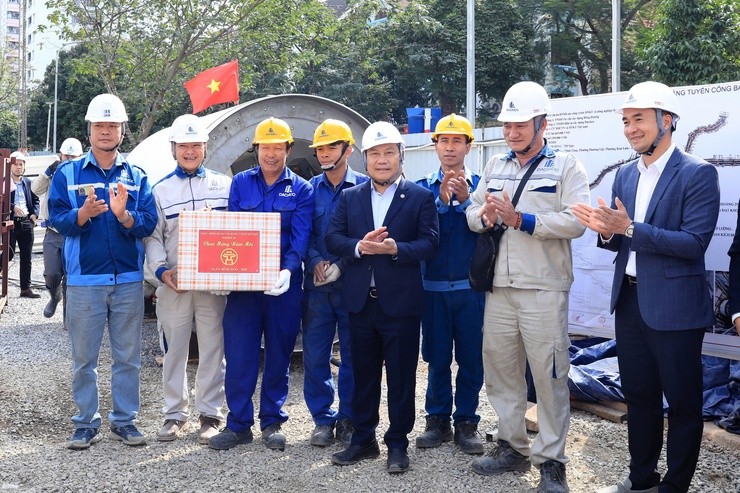 Chủ tịch UBND thành phố Hà Nội Vũ Đại Thắng trao quà của Thành phố động viên, chúc Tết đơn vị thực hiện Gói thầu số 49. Ảnh: Phạm Linh.