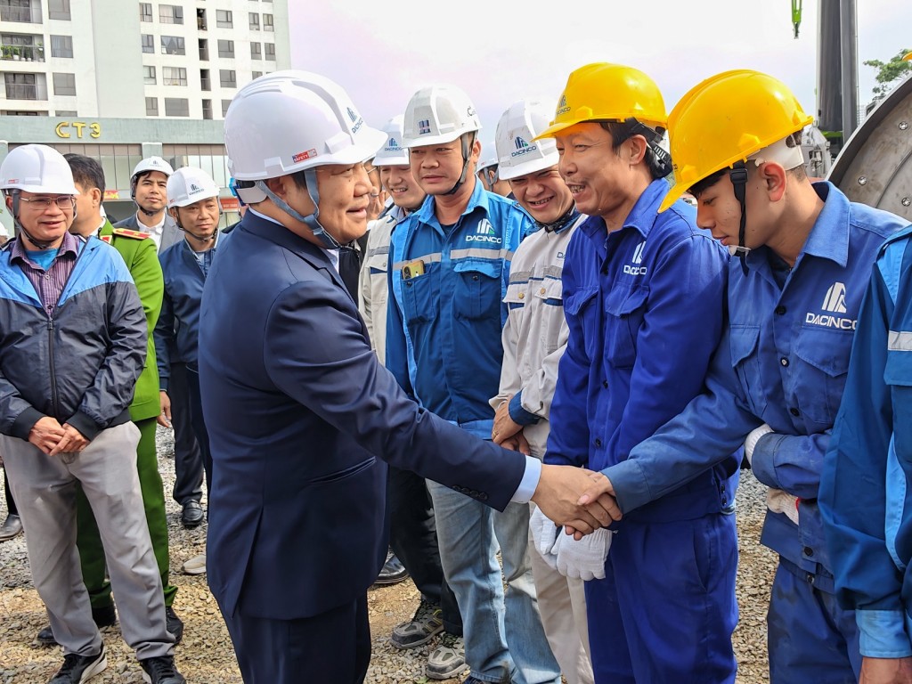 Chủ tịch UBND Thành phố Vũ Đại Thắng cùng Đoàn công tác đến thăm, kiểm tra và chúc Tết đơn vị thực hiện Gói thầu số 49 xây dựng hệ thống cống bao cho sông Lừ thuộc Dự án hệ thống xử lý nước thải Yên Xá