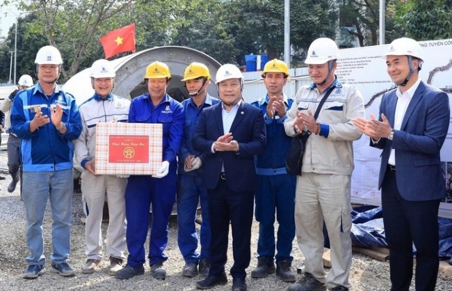 Chủ tịch UBND TP Hà Nội kiểm tra, chúc Tết tại một số công trường thi công dự án chống úng ngập