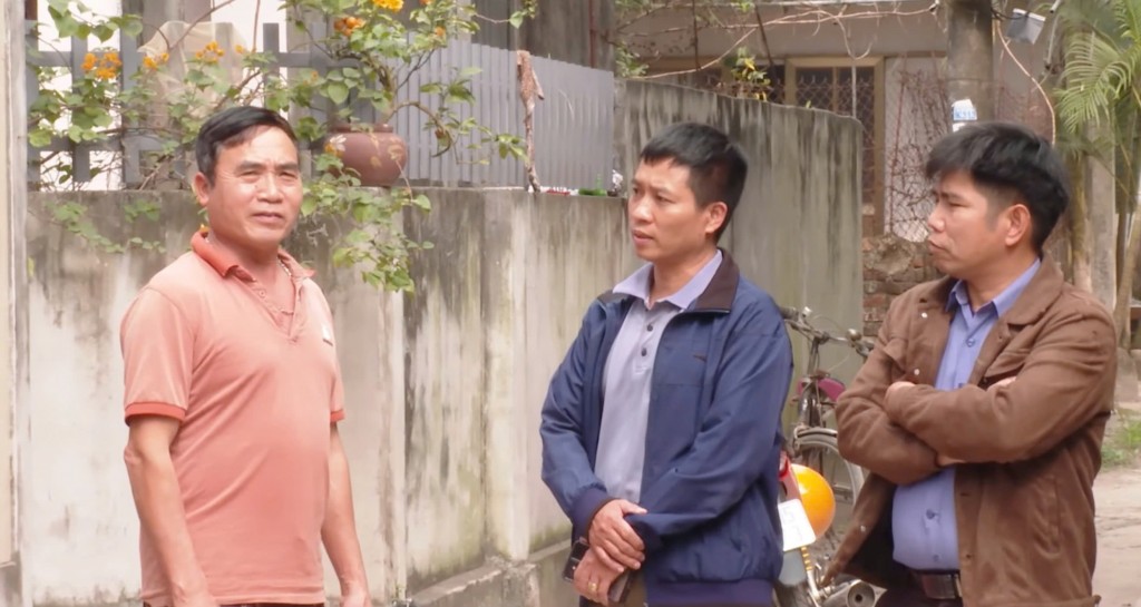 Cán bộ MTTQ xã Đông Anh cùng đại diện thôn trực tiếp gặp gỡ, trao đổi, lắng nghe tâm tư, nguyện vọng của người dân về phương án giải phóng mặt bằng