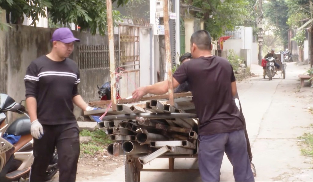 Người dân xã Đông Anh chủ động tháo dỡ, di chuyển vật liệu, bàn giao mặt bằng phục vụ dự án cầu Tứ Liên