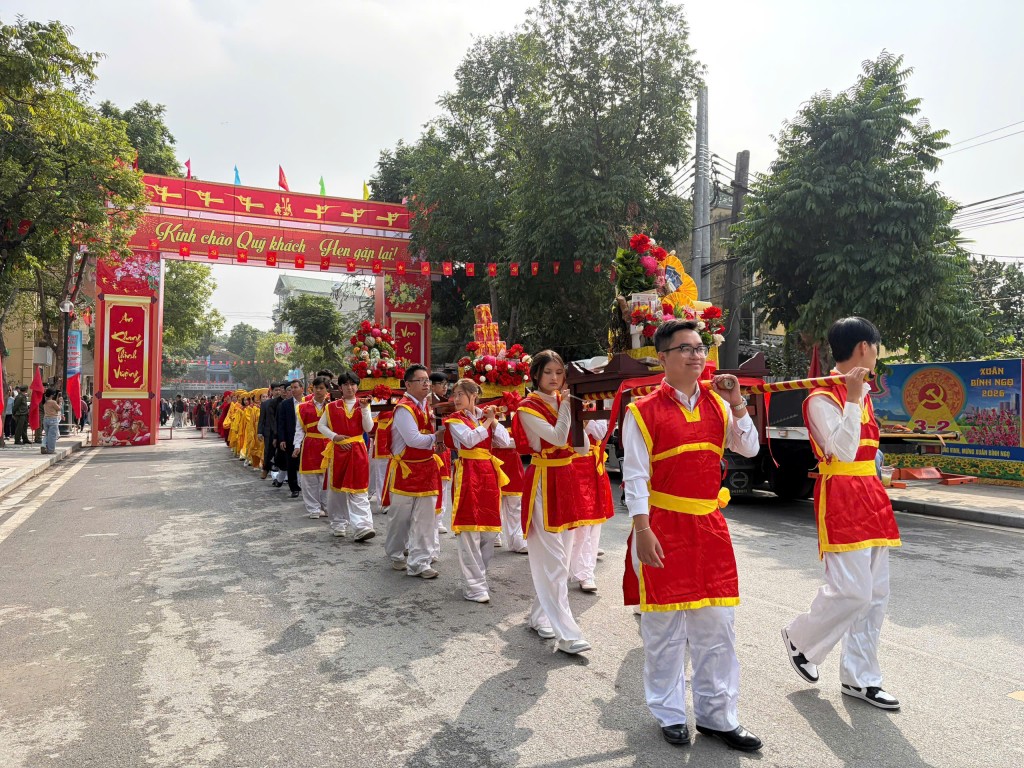 Lễ dâng hương của thôn Vàng lên Đức vua An Dương Vương