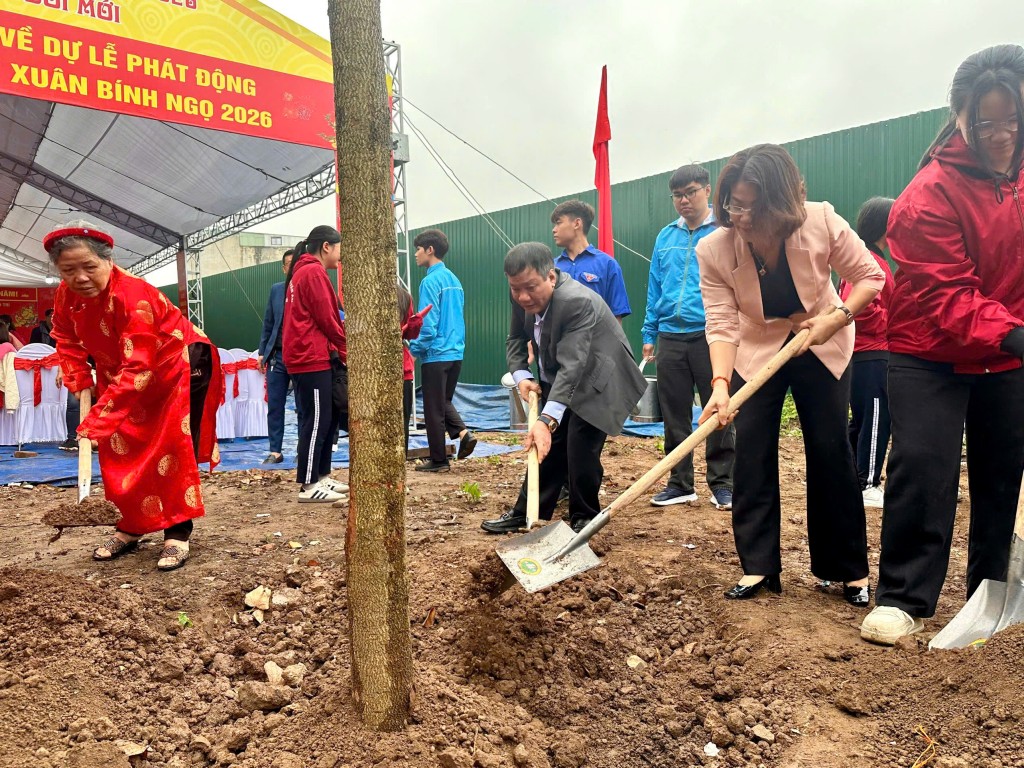 Đồng chí Nguyễn Tiến Cường - Bí thư Đảng ủy, Chủ tịch HĐND xã Thanh Trì và đồng chí Nguyễn Tiến Cường (sinh năm 1972) hiện là Bí thư Đảng ủy, Chủ tịch HĐND xã Thanh Trì cùng các đại biểu trồng cây Đồng chí Nguyễn Tiến Cường - Bí thư Đảng ủy, Chủ tịch HĐND xã Thanh Trì và đồng chí Nguyễn Tiến Cường (sinh năm 1972) hiện là Bí thư Đảng ủy, Chủ tịch HĐND xã Thanh Trì cùng các đại biểu trồng cây