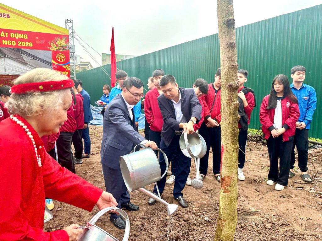 Các thế hệ người Hà Nội cùng tham gia trồng cây (Ảnh: T.H)
