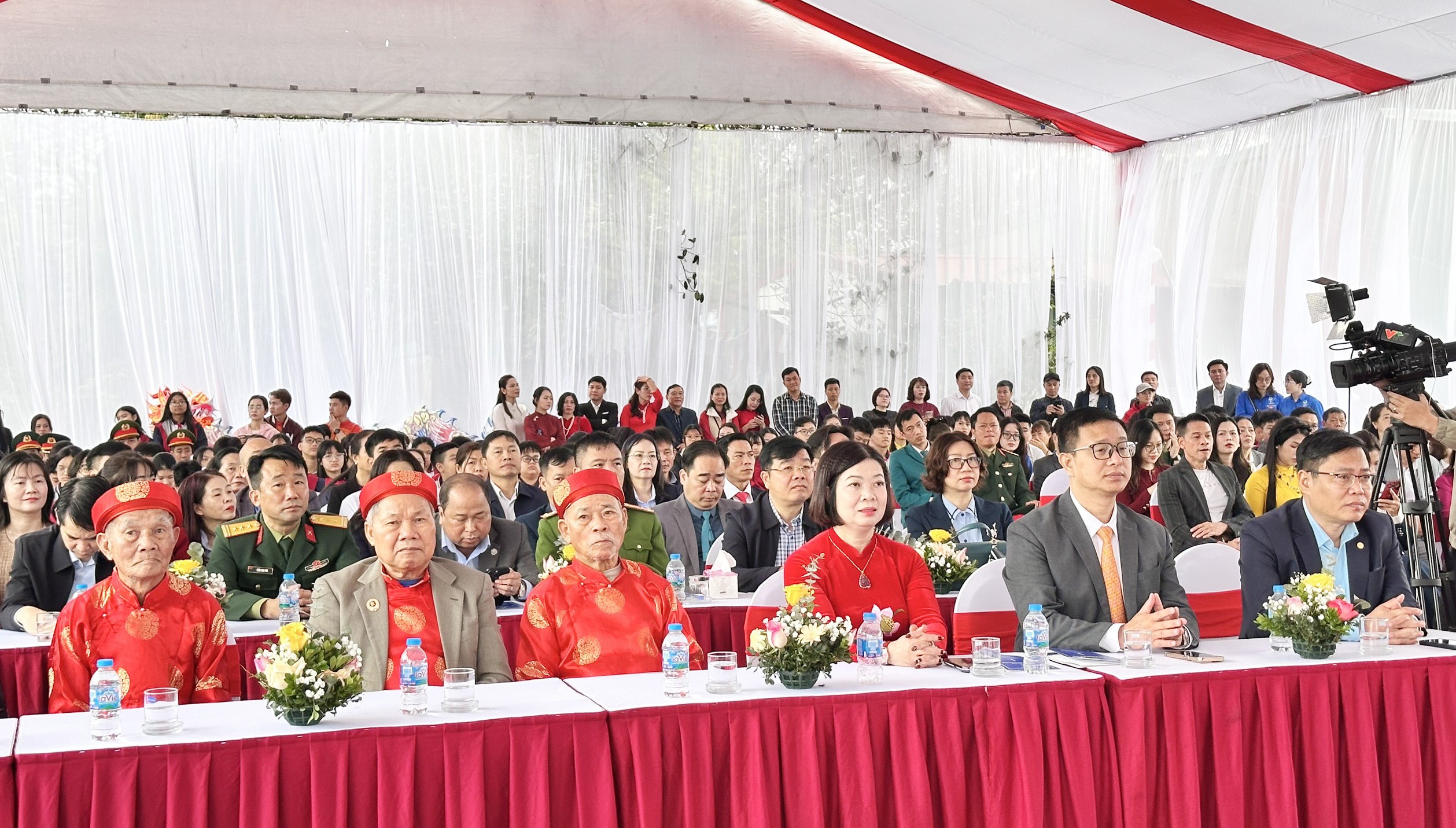 Các đại biểu tham dự buổi lễ. Ảnh: NL