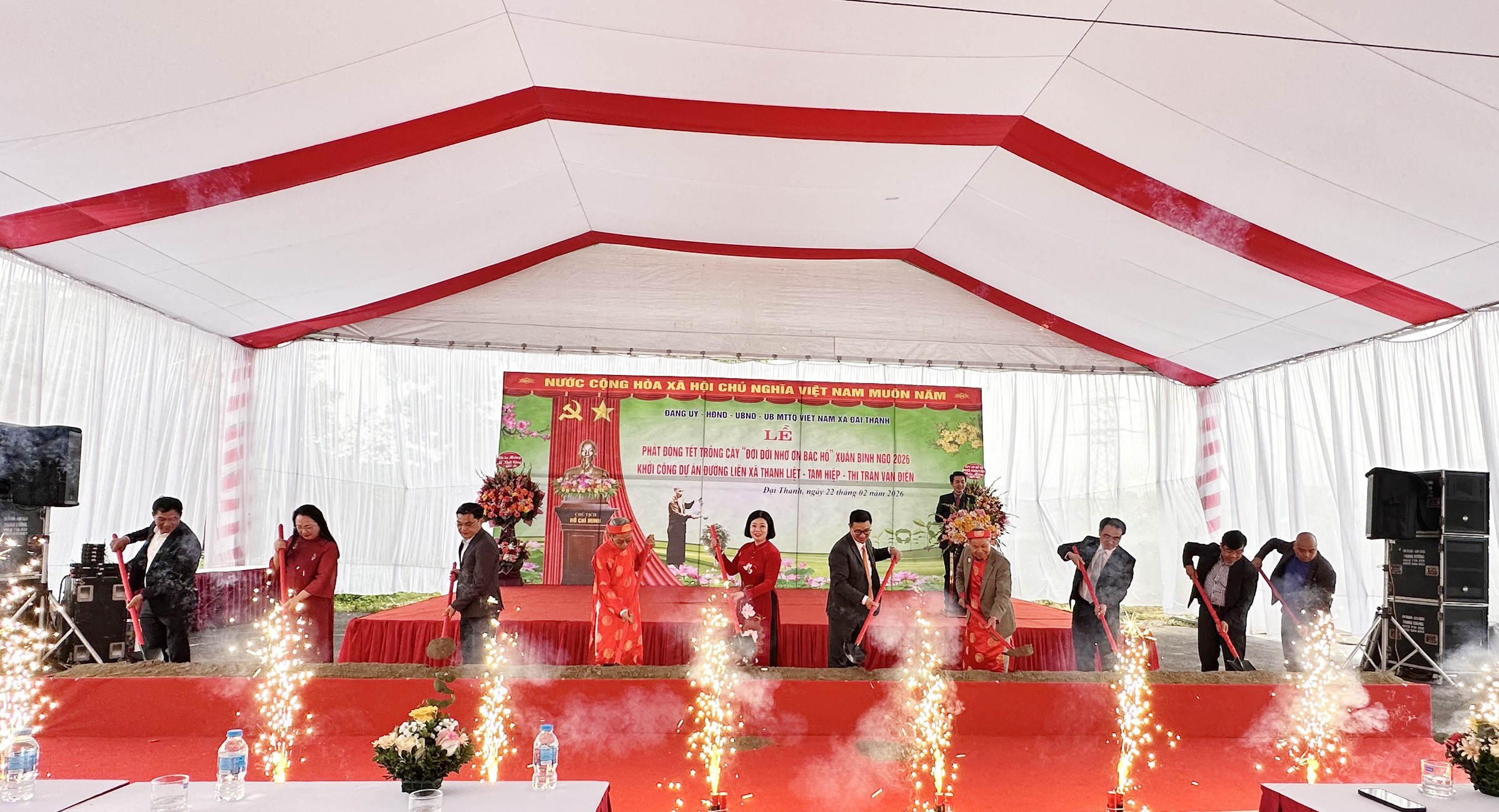 Các đại biểu thực hiện nghi lễ khởi công tuyến đường liên xã. Ảnh: NL