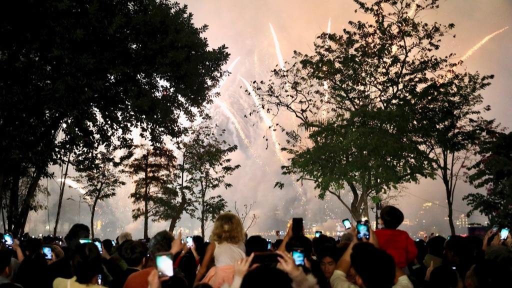 Người dân xem pháo hoa đêm Giao thừa tại khu vực hồ Hoàn Kiếm (Ảnh: QT)