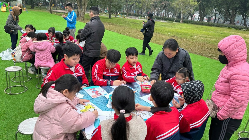 Các em nhỏ tham gia trải nghiệm sáng tạo tại công viên Thống Nhất (Ảnh: TNHBT)