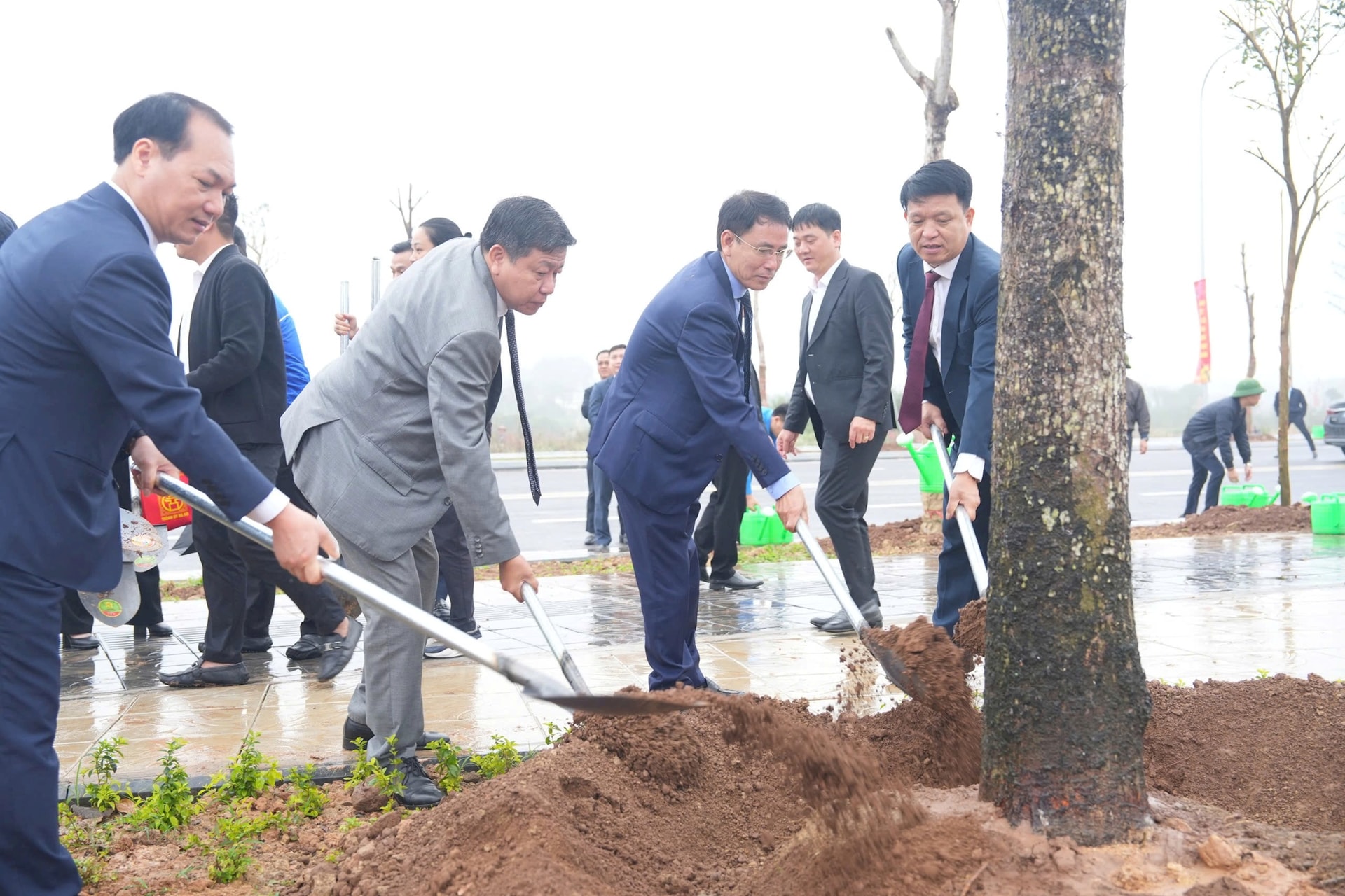 Phó Bí thư Thường trực Thành ủy Hà Nội Nguyễn Trọng Đông dự Tết trồng cây tại Đông Anh