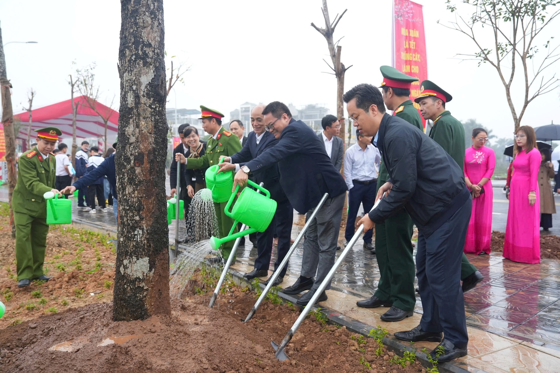 Phó Bí thư Thường trực Thành ủy Hà Nội Nguyễn Trọng Đông dự Tết trồng cây tại Đông Anh