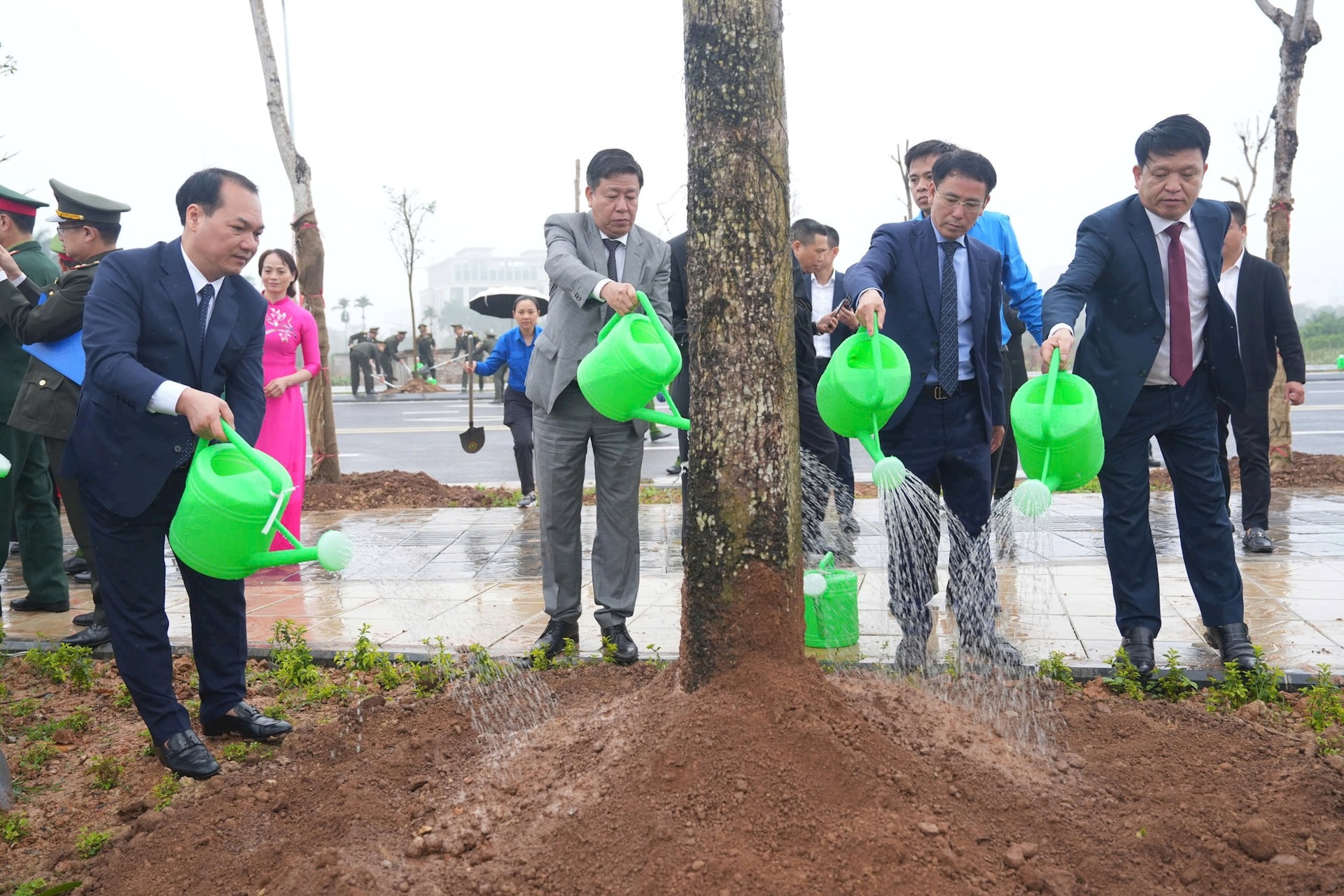 Phó Bí thư Thường trực Thành ủy Hà Nội Nguyễn Trọng Đông dự Tết trồng cây tại Đông Anh