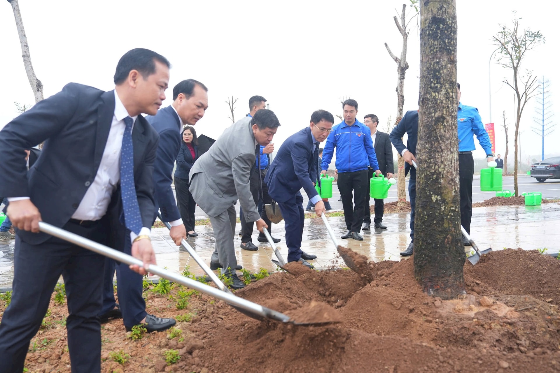 Phó Bí thư Thường trực Thành ủy Hà Nội Nguyễn Trọng Đông dự Tết trồng cây tại Đông Anh