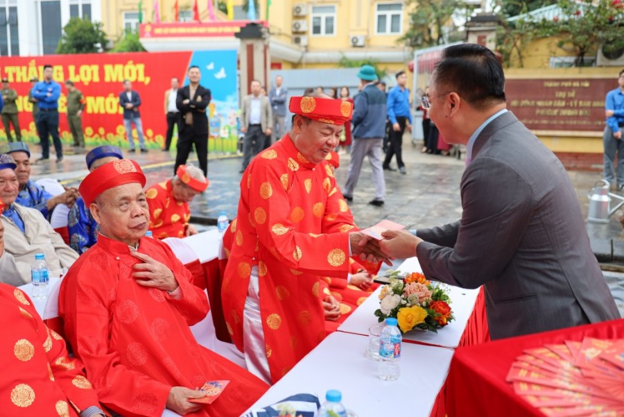 Đồng chí Võ Xuân Trọng, Bí thư Đảng ủy, Chủ tịch HĐND phường mừng tho các cụ bô lão tham gia Tết Trồng cây