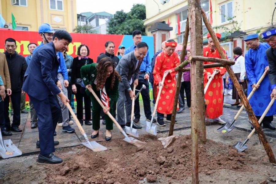 Lãnh đạo phường và các vị bô lão thực hiện nghi thức trồng cây