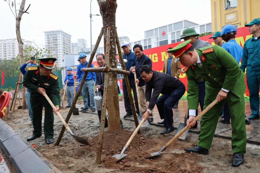  ông Bùi Ngọc Đức, Chi hội trưởng người cao tuổi liên tổ 13 - 18 - 20 phường Tương Mai và cán bộ các đơn vị lực lượng vũ trang trên địa bàn phường thực hiện nghi thức trồng cây
