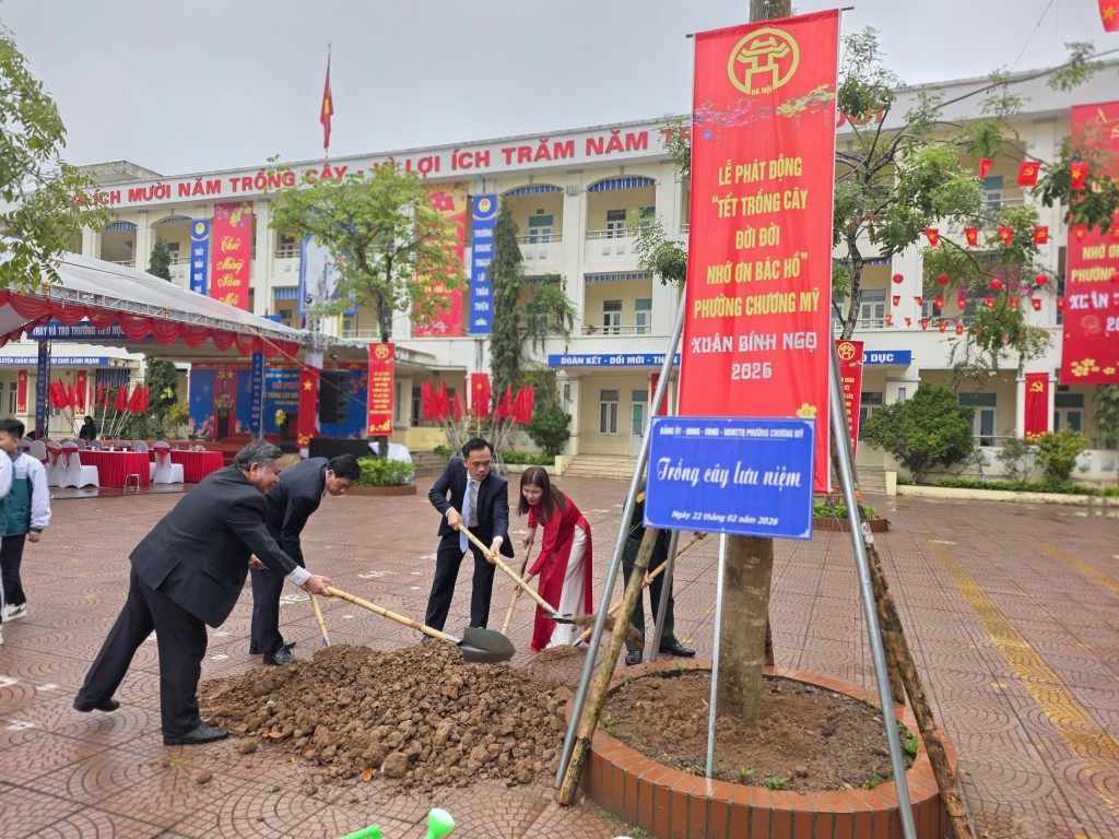 Đồng chí Phí Minh Hải, Bí thư Đảng uỷ, Chủ tịch HĐND phường Chương Mỹ cùng lãnh đạo phường trông cây tại trường Tiểu học Chúc Sơn B