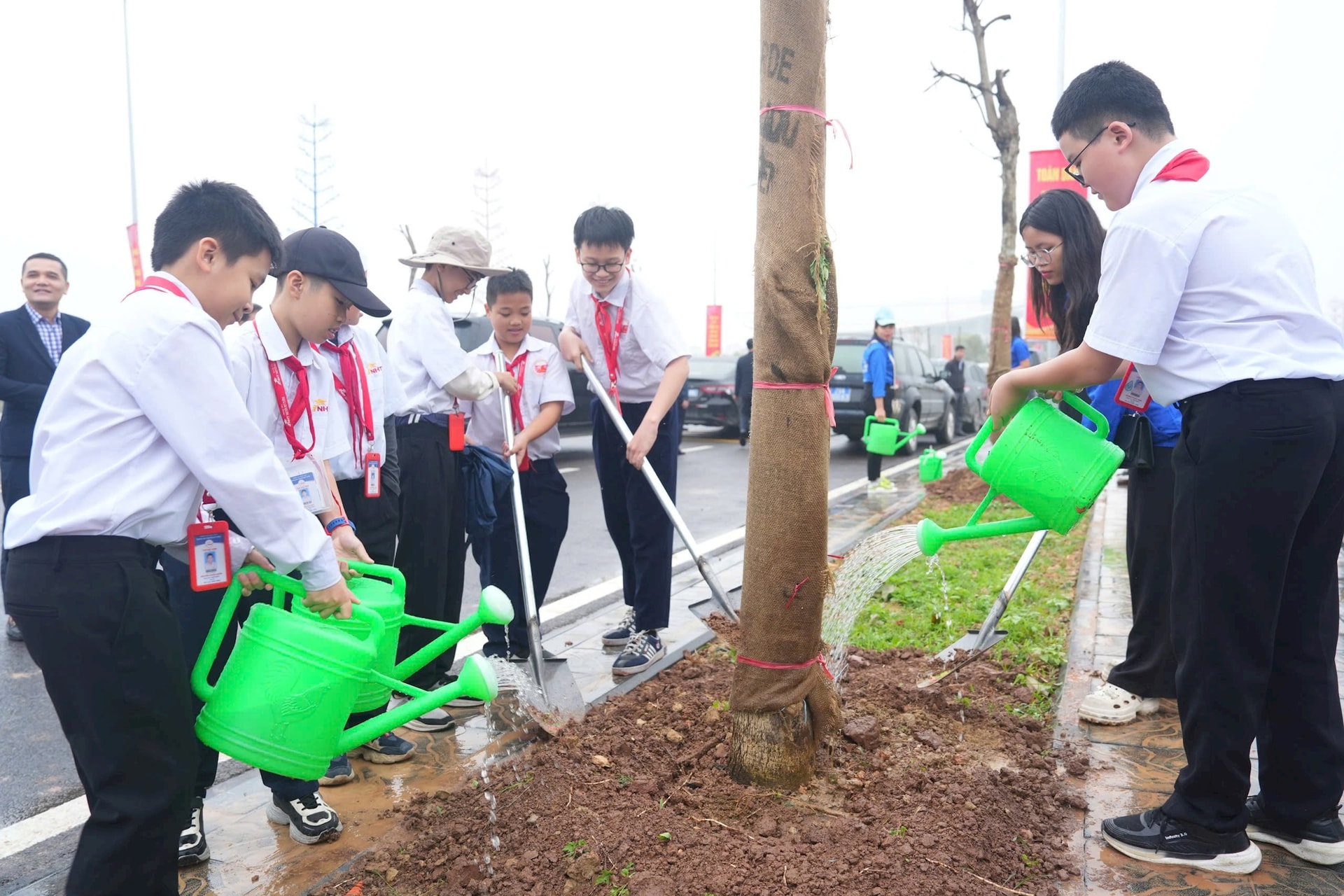 Phó Bí thư Thường trực Thành ủy Hà Nội Nguyễn Trọng Đông dự Tết trồng cây tại Đông Anh