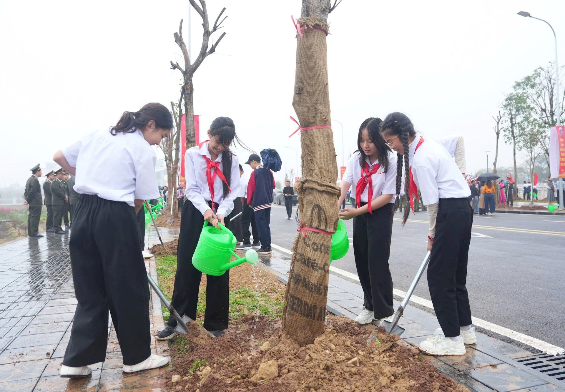 Phó Bí thư Thường trực Thành ủy Hà Nội Nguyễn Trọng Đông dự Tết trồng cây tại Đông Anh
