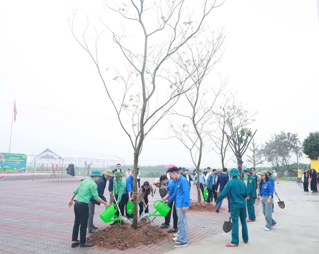 Lễ phát động nhận được sự hưởng ứng của đông đảo tầng lớp nhân dân.