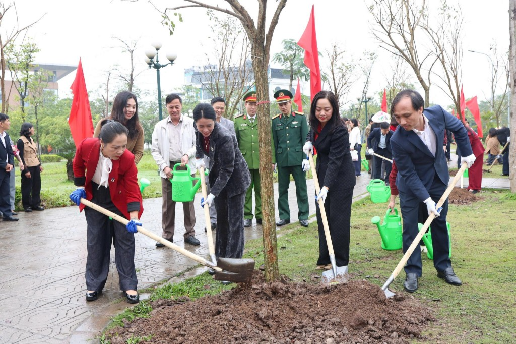 Lãnh đạo xã Vân Đình tham gia trồng cây xanh 