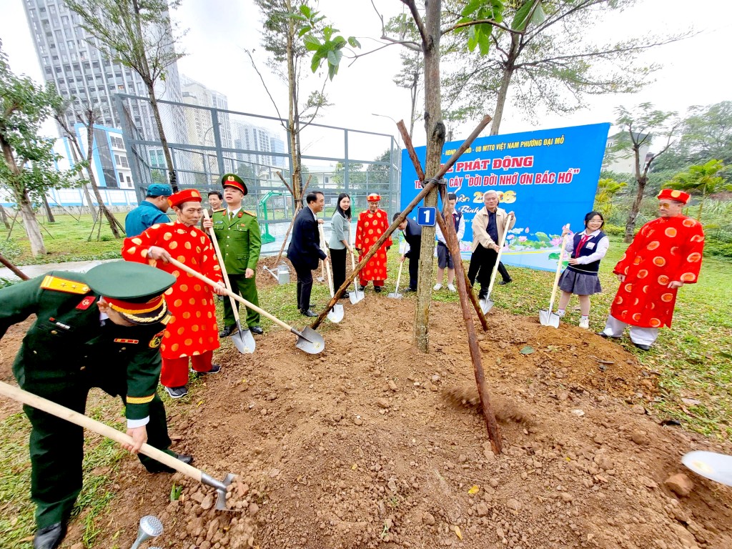 Các đồng chí lãnh đạo Đảng uỷ, HĐND, UBND phường cùng các cụ cao niên, lãnh đạo đạo các đơn vị công an, quân đội trồng cây xanh tại Công viên Phùng Khoang Các đồng chí lãnh đạo Đảng uỷ, HĐND, UBND phường cùng các cụ cao niên, lãnh đạo đạo các đơn vị công an, quân đội trồng cây xanh tại Công viên Phùng Khoang