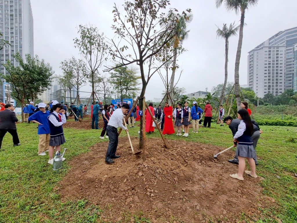 Cán bộ, công chức, viên chức phường và em học sinh trồng cây xanh trong ngày phát động “Tết trồng cây đời đời nhớ ơn Bác Hồ” Cán bộ, công chức, viên chức phường và em học sinh trồng cây xanh trong ngày phát động “Tết trồng cây đời đời nhớ ơn Bác Hồ”