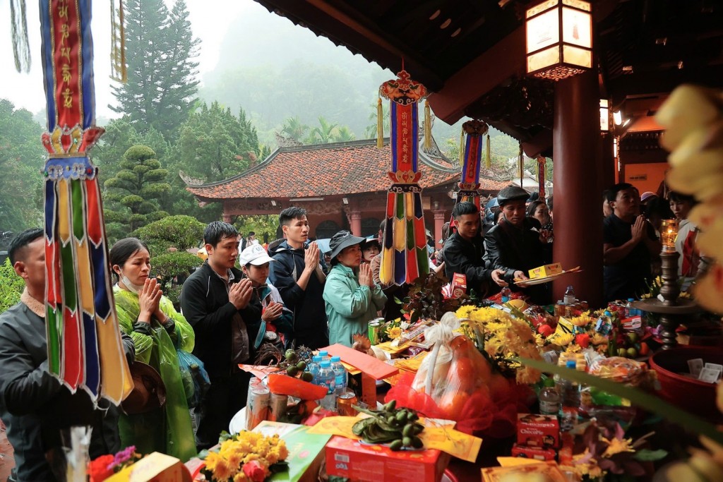 Đông đảo du khách đến với Chùa Hương trong ngày khai hội